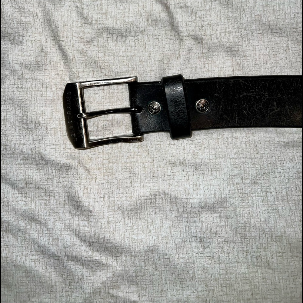 Very nice condition Levi’s black leather belt. Size 34/85.